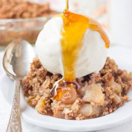 Healthy Apple Crispy made with a crunchy oat quinoa topping (gluten-free & vegan)