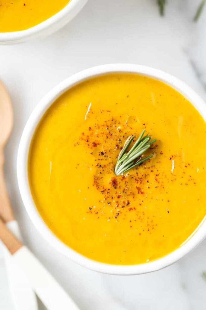 Butternut Squash + Apple Soup -- made with roasted vegetables, rosemary, cinnamon and a ton of other spices! [VEGAN]