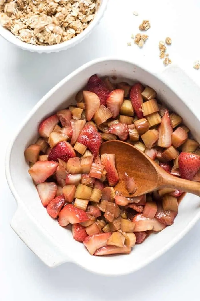 how to make the perfect strawberry rhubarb crisp