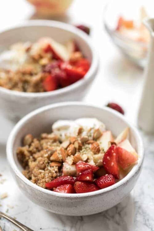 Healthy Quinoa Breakfast Bowls with Strawberries and Peaches