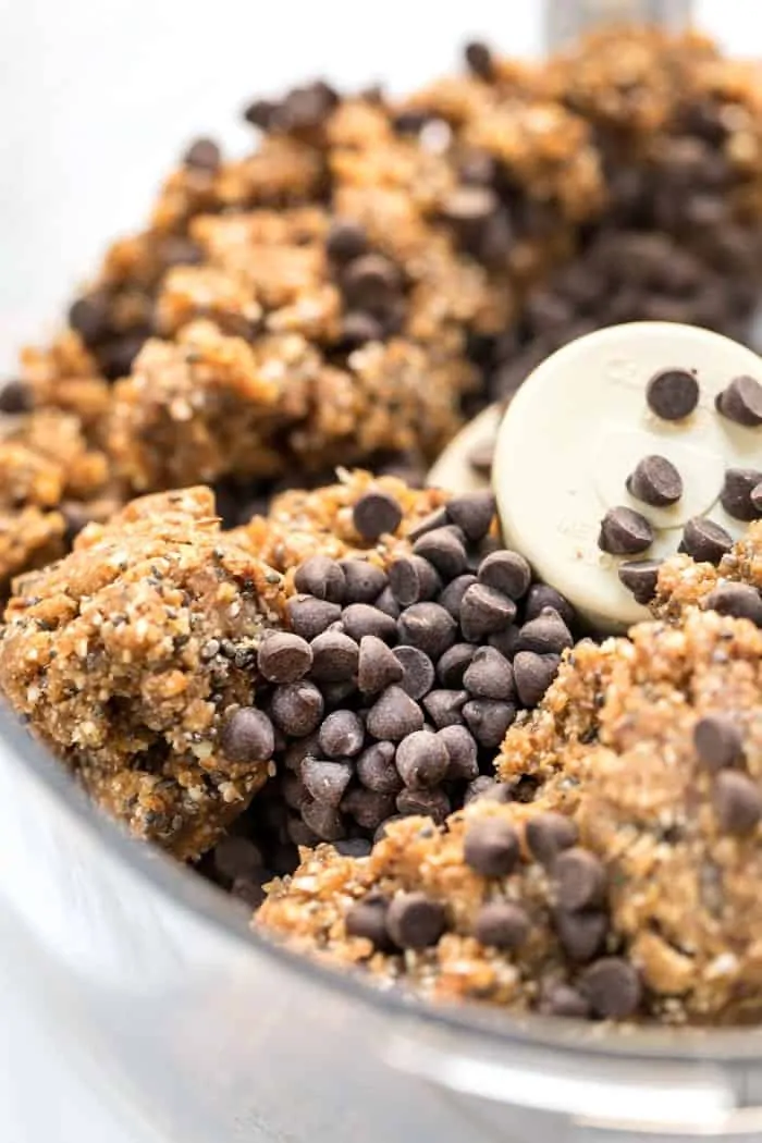 how to make chocolate chip peanut butter energy balls with just 7 ingredients