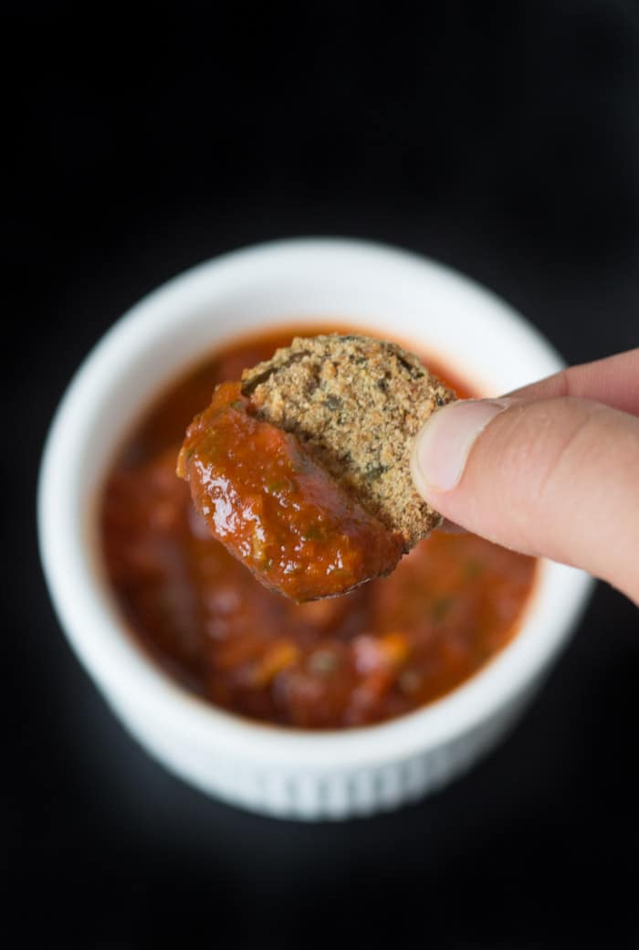Healthy Baked Eggplant Parmesan Crisps - recipe from Simply Quinoa (www.simplyquinoa.com)