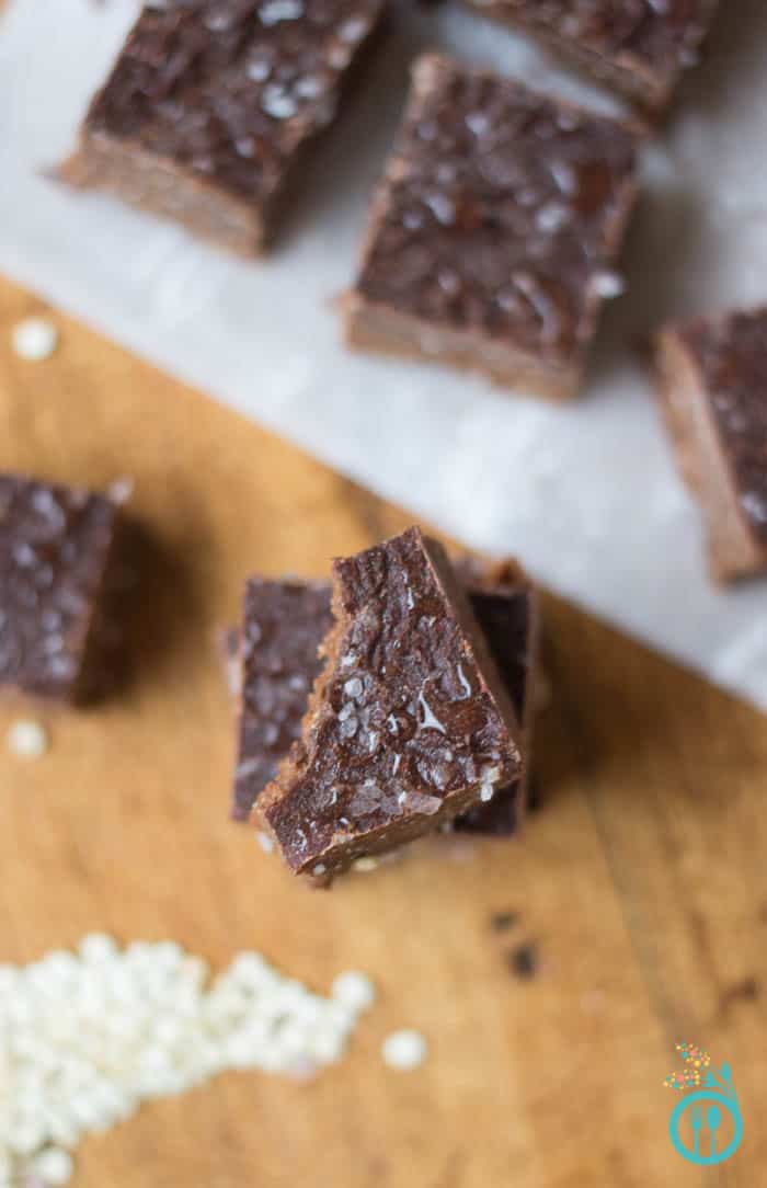 A GLUTEN-FREE & VEGAN Fudge Recipe using only 5 ingredients (one of them being protein-rich quinoa!)
