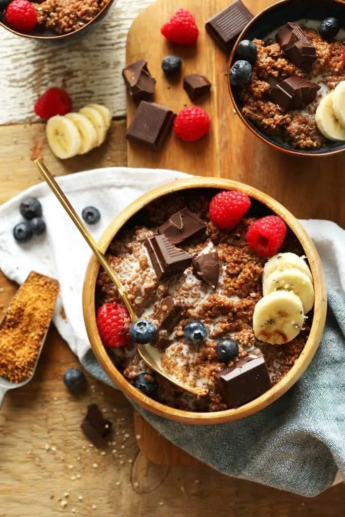 7-Ingredient DARK CHOCOLATE Quinoa Breakfast Bowl! Full of antioxidants, fiber and protein
