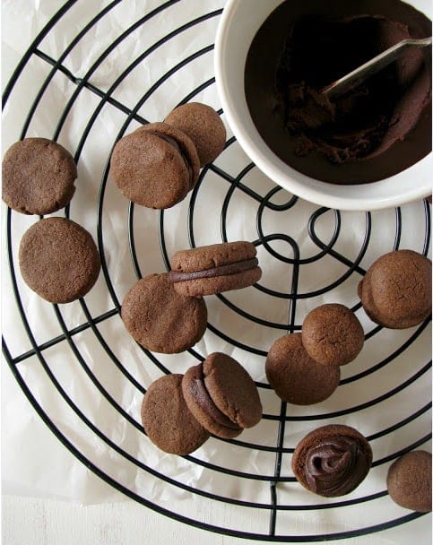 25 ways to use quinoa in your cookies --> Chocolate Filled Gluten-Free Cookies with Quinoa Flour