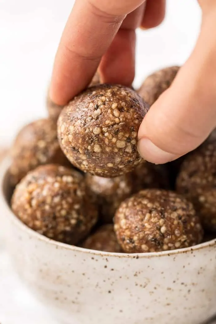 how to make healthy snickerdoodle energy bites with 7 ingredients