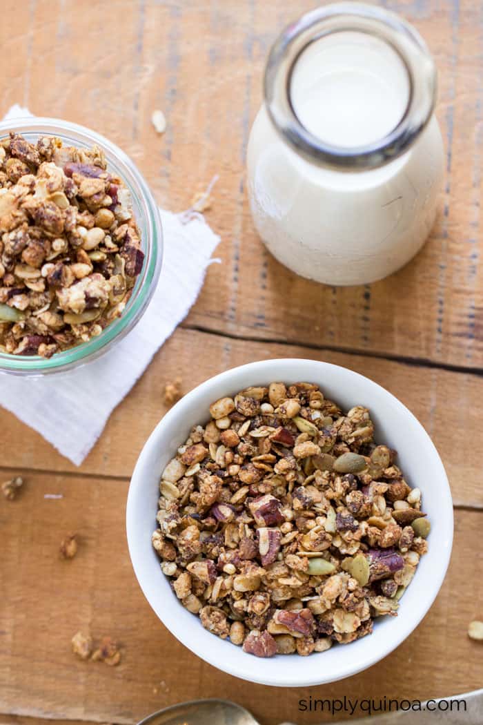 Vegan Coconut Oil Quinoa Granola || Start your day off write with a nutritious breakfast filled with fiber, protein and healthy fats || simplyquinoa.com