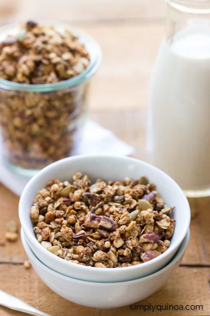 Vegan Coconut Oil Quinoa Granola || Start your day off write with a nutritious breakfast filled with fiber, protein and healthy fats || simplyquinoa.com