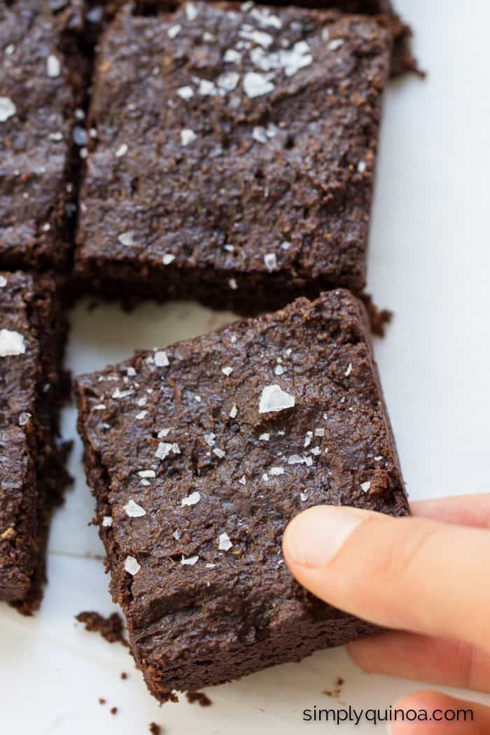 The perfect quinoa brownie >> with flaked sea salt, coconut sugar and dark chocolate chips