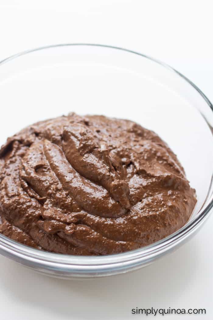 AMAZING dark chocolate quinoa pudding - uses only 8 ingredients and is gluten-free + vegan! | www.simplyquinoa.com