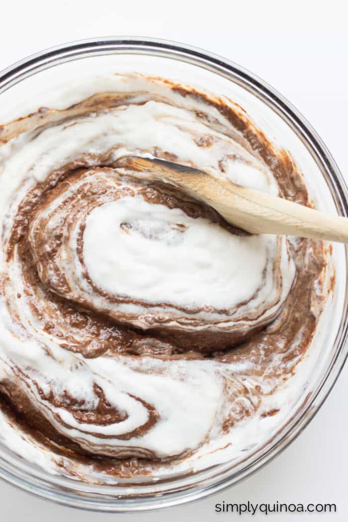 The secret to make the ultimate chocolate quinoa pudding? Coconut whipped cream! || www.simplyquinoa.com