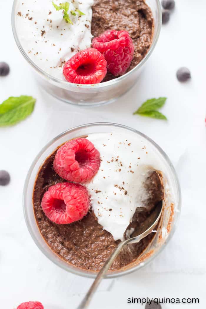 AMAZING dark chocolate quinoa pudding - uses only 8 ingredients and is gluten-free + vegan! | www.simplyquinoa.com