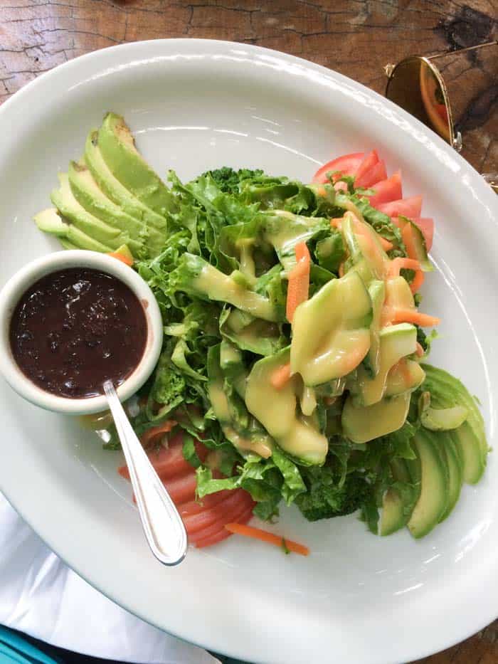 Classic Costa Rican Salad with black beans and mango sauce | www.simplyquinoa.com