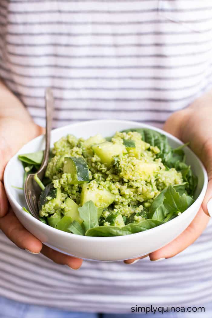 The most AMAZING avocado quinoa salad - comes together in under 10 minutes and uses just a few simple ingredients | simplyquinoa.com