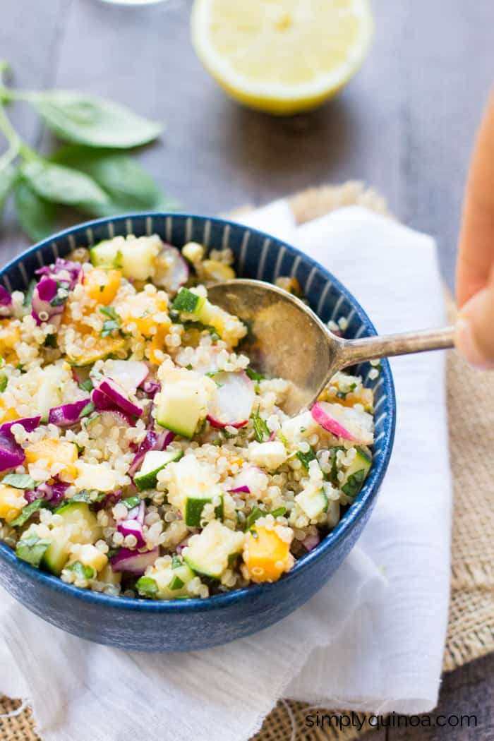 This AMAZING quinoa salad uses local produce from the farmer's market! // www.simplyquinoa.com