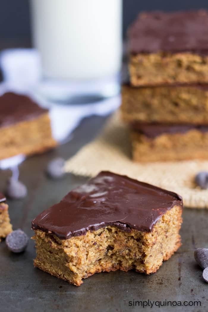 These peanut butter quinoa bars are AMAZING and so easy to make - plus they taste like peanut butter cups! || simplyquinoa.com | vegan + gluten-free