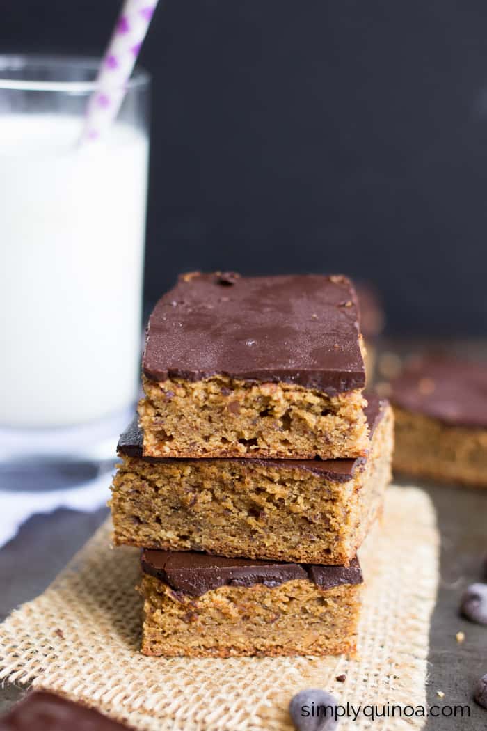 A dessert that's HEALTHY! These vegan peanut butter quinoa bars are made with only whole-food ingredients and are so DELICIOUS! simplyquinoa.com | gluten-free + vegan