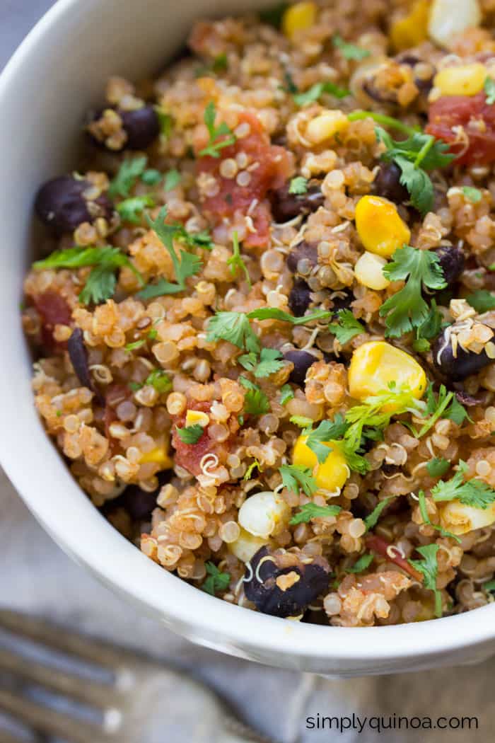 5-Ingredient Mexican Quinoa - simple, quick and delicious [gluten-free + vegan] || recipe on simplyquinoa.com