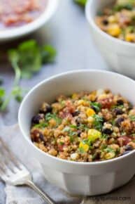 Easy Mexican Quinoa using only 5-ingredients! A quick and healthy dinner everyone will love | recipe on simplyquinoa.com