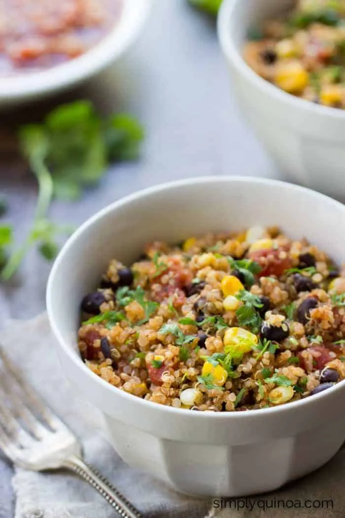 Easy Mexican Quinoa using only 5-ingredients! A quick and healthy dinner everyone will love | recipe on simplyquinoa.com