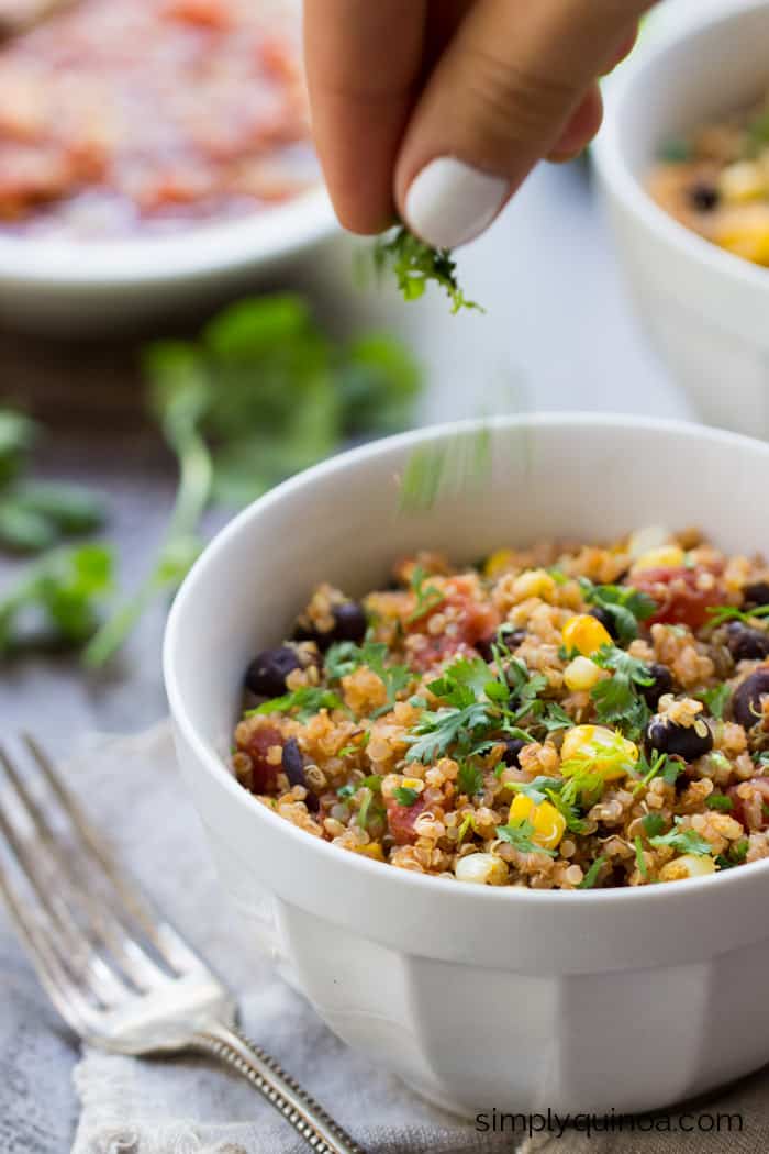 5-Ingredient Mexican Quinoa - simple, quick and delicious [gluten-free + vegan] || recipe on simplyquinoa.com