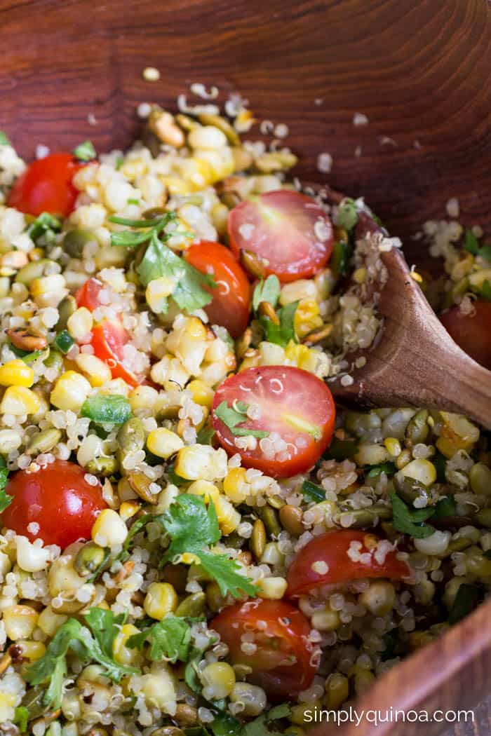 The ULTIMATE summer meal, this Grilled Corn Summer Salad is so easy and delicious | simplyquinoa.com