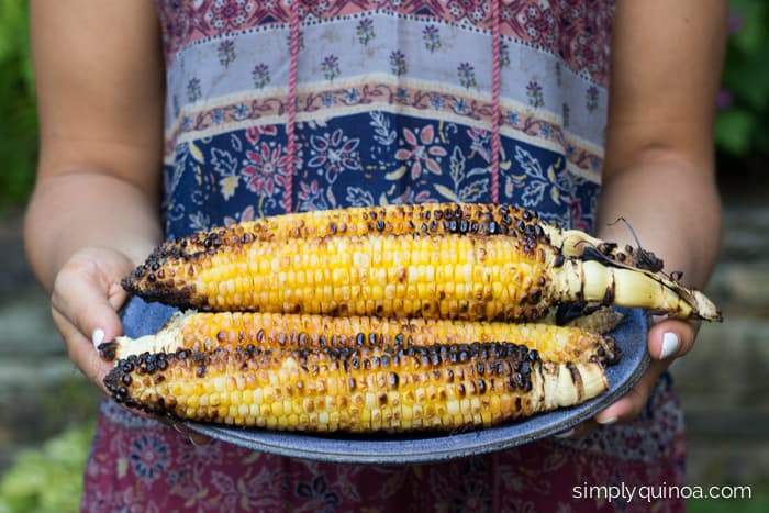 The ULTIMATE summer meal, this Grilled Corn Summer Salad is so easy and delicious | simplyquinoa.com