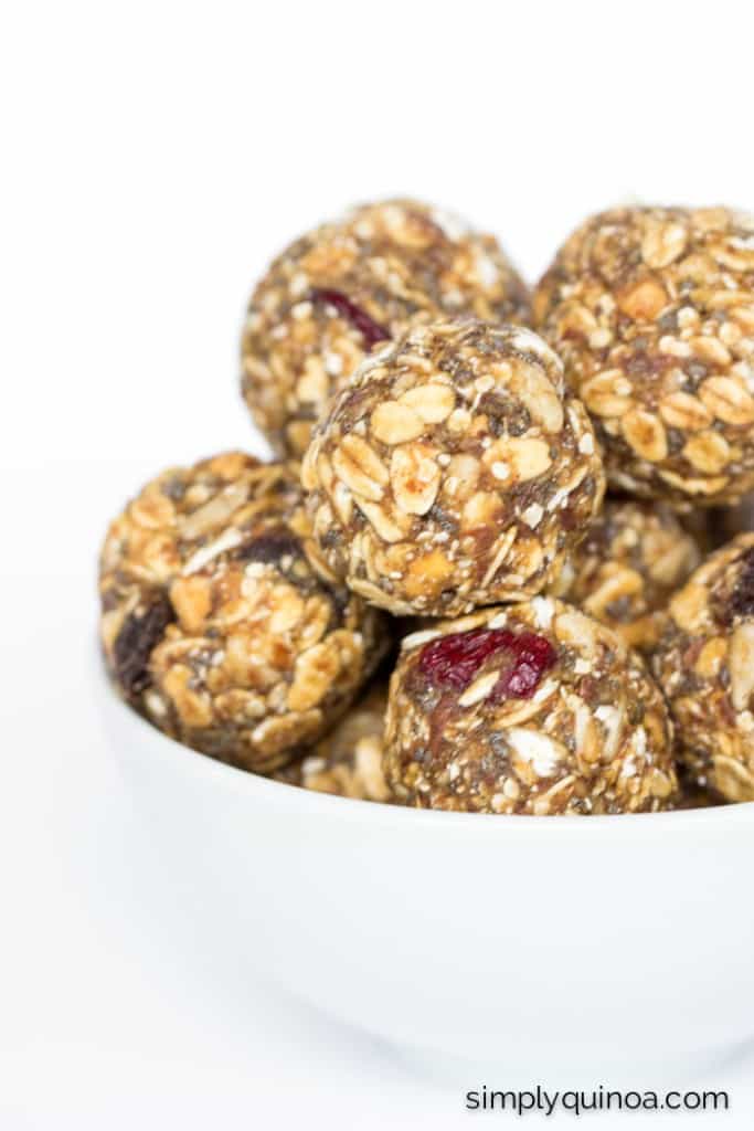 The ULTIMATE on-the-go snack are these healthy muesli energy bites made with peanut butter and flax | recipe on simplyquinoa.com | gluten-free + vegan