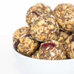 The ULTIMATE on-the-go snack are these healthy muesli energy bites made with peanut butter and flax | recipe on simplyquinoa.com | gluten-free + vegan