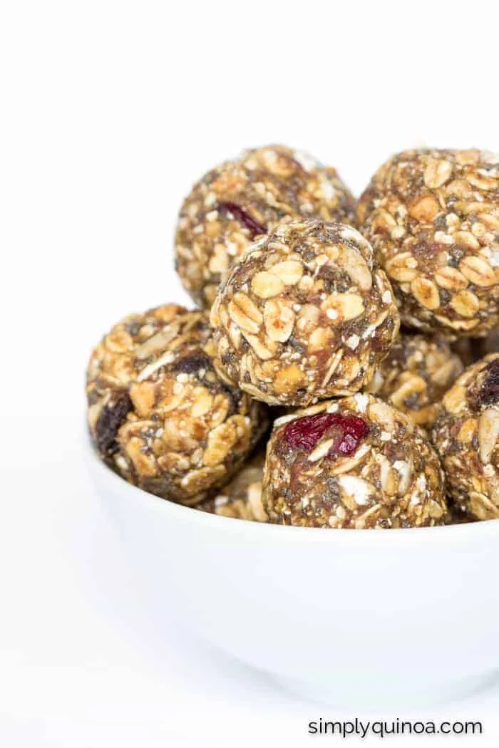 The ULTIMATE on-the-go snack are these healthy muesli energy bites made with peanut butter and flax | recipe on simplyquinoa.com | gluten-free + vegan