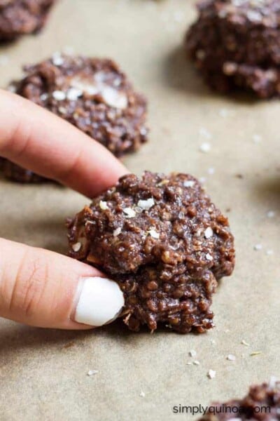 Dark Chocolate Quinoa Cookies that are NO-BAKE and HEALTHY! | recipe on simplyquinoa.com | gluten-free + vegan