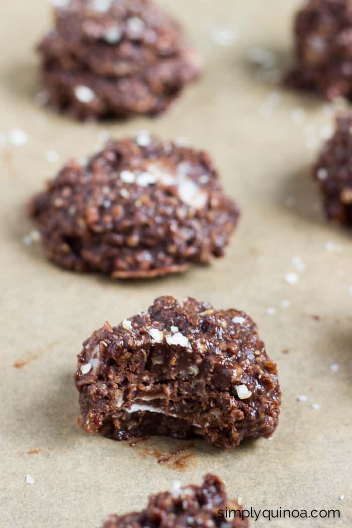 The best quinoa cookies I've had yet - dark chocolate + NO-BAKE! | recipe on simplyquinoa.com | gluten-free + vegan