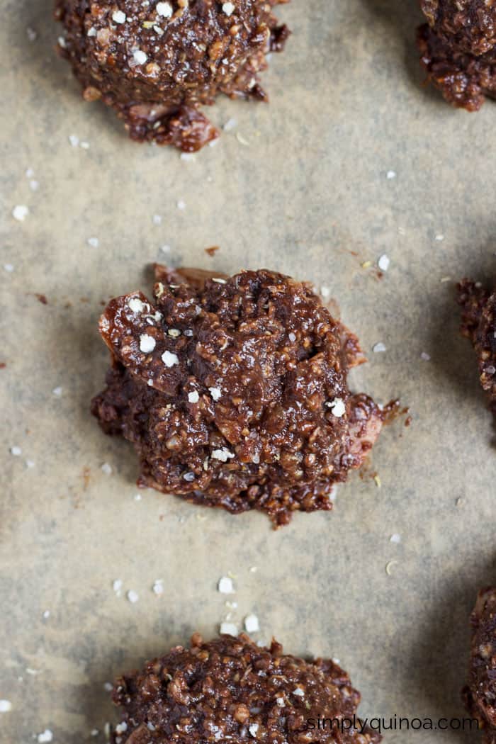 Healthy cookies without turning on the oven? These NO-BAKE chocolate quinoa cookies are amazing! [gluten-free + vegan] | recipe on simplyquinoa.com