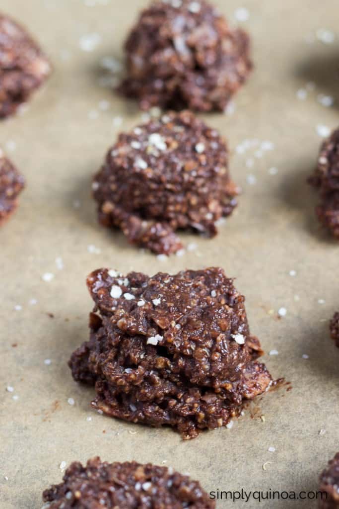 These amazing chocolate quinoa cookies are NO-BAKE and filled with healthy ingredients | recipe on simplyquinoa.com | gluten-free + vegan