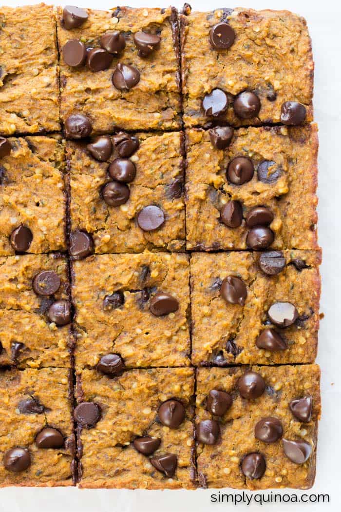 High Protein Pumpkin Quinoa Bars - sweetened naturally and studded with chocolate chips | gluten-free & vegan | simplyquinoa.com