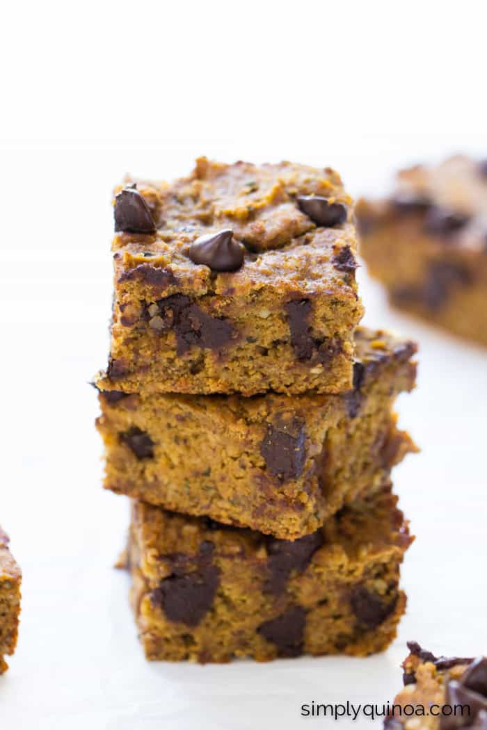 Pumpkin Chocolate Chip Quinoa Bars -- packed with protein, naturally sweetened and 8g of protein per serving!