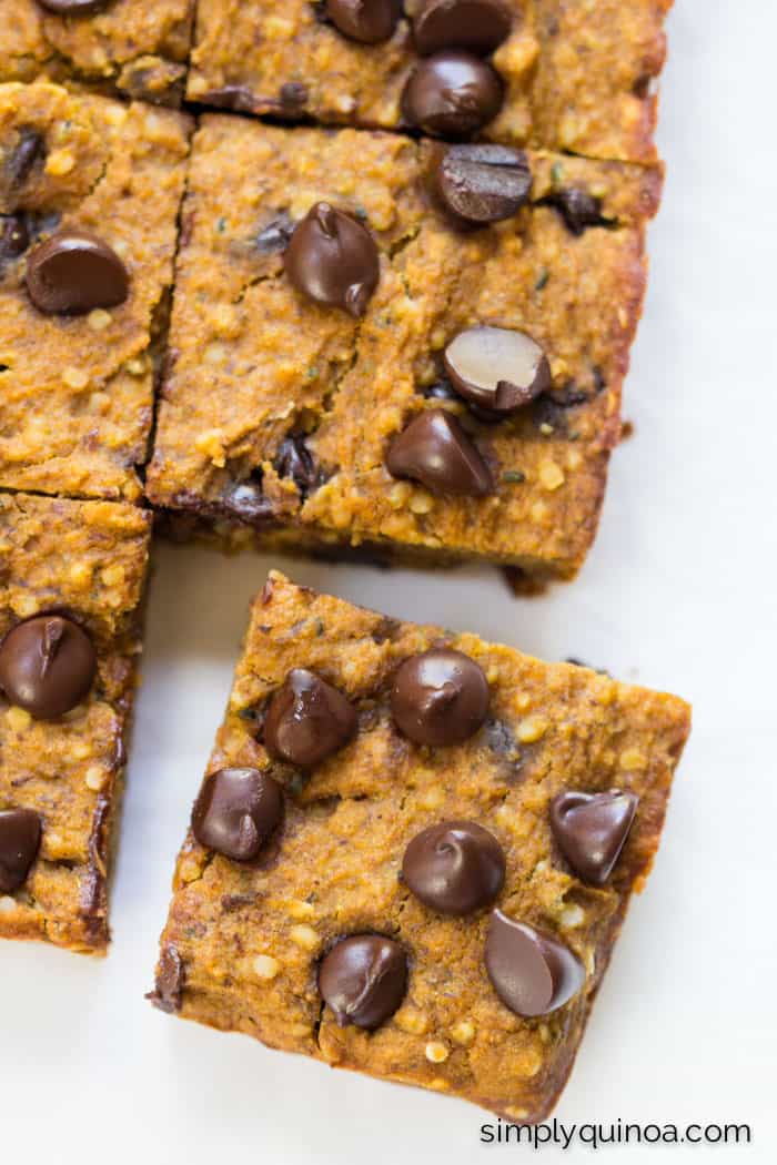 Pumpkin Chocolate Chip Protein Quinoa Bars | gluten-free + vegan | simplyquinoa.com