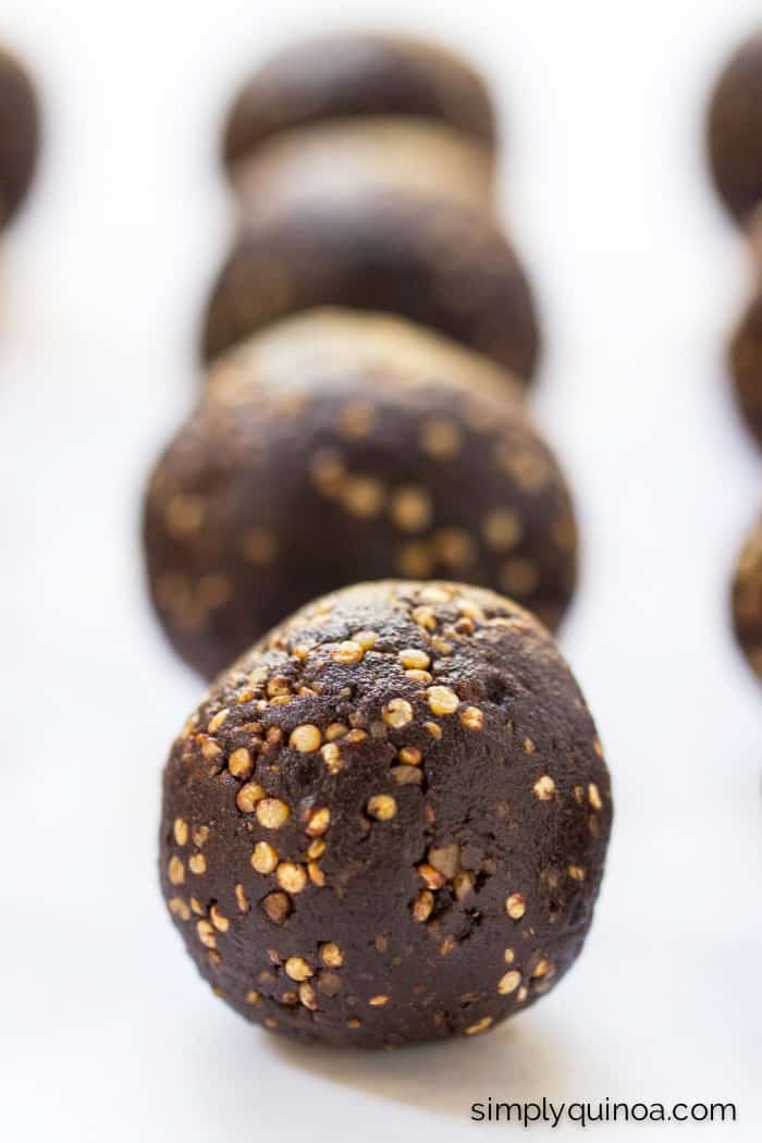 Chocolate + Tahini Quinoa Energy Bites - only 5 ingredients and super healthy | gluten-free + vegan | recipe on simplyquinoa.com