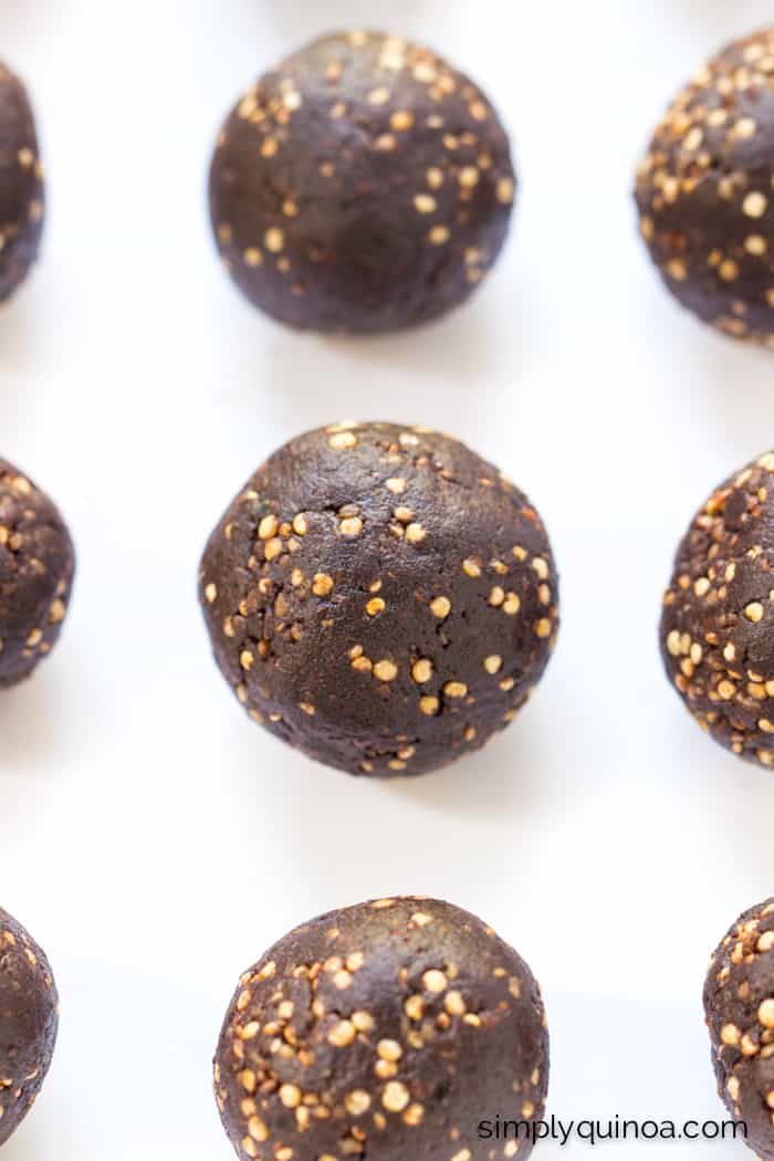 5-Ingredient Quinoa Energy Bites with Chocolate + Tahini | recipe on simplyquinoa.com