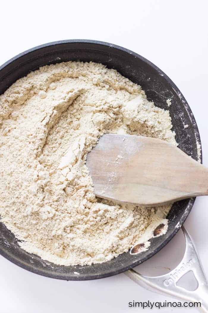 How to toast quinoa flour - a step-by-step tutorial | simplyquinoa.como tostar a farinha de Quinoa (rápido) às vezes você está desejoso de algumas panquecas e você simplesmente não tem tempo para esperar para torrar a sua farinha de quinoa no forno – eu entendo isso! Para aqueles de nós que têm pouco tempo, aqui está uma maneira rápida de brindar com farinha de quinoa. Eu vou dizer, Eu não acho o sabor para ser tão bom com este método. Ainda é delicioso, mas o método do forno tem um sabor mais suave e mais equilibrado.<div style=