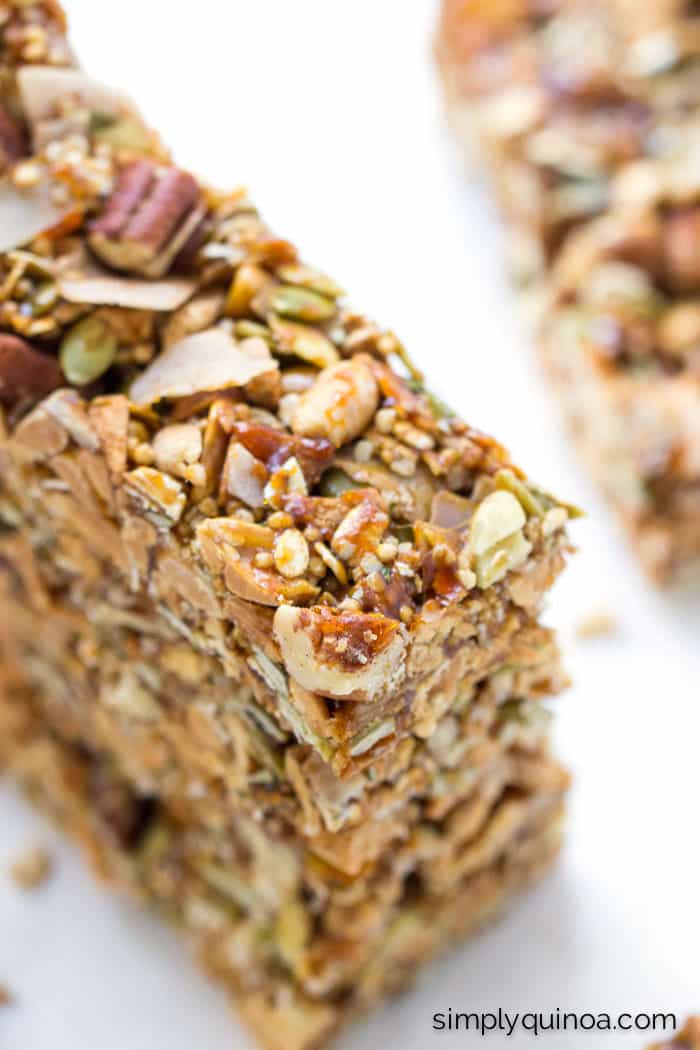 Stop snacking on foods that don't keep you full and whip up a batch of these healthy QUINOA granola bars - they've got loads of nutrition plus they're delicious!