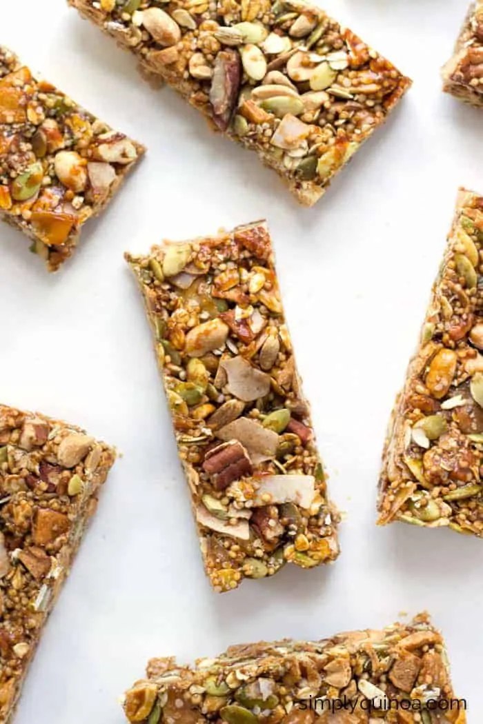 Stop snacking on foods that don't keep you full and whip up a batch of these healthy QUINOA granola bars - they've got loads of nutrition plus they're delicious!