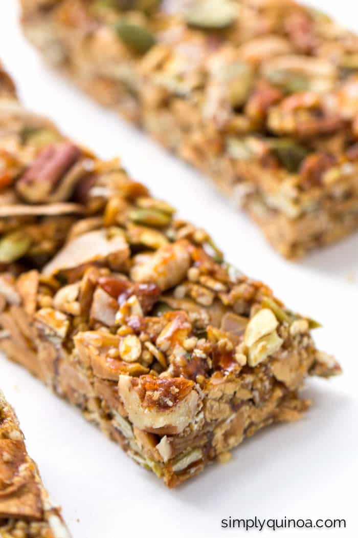 Apple, Peanut + Honey Quinoa Granola Bars -- they're NO-BAKE, healthy and will actually keep you full when you need a snack!