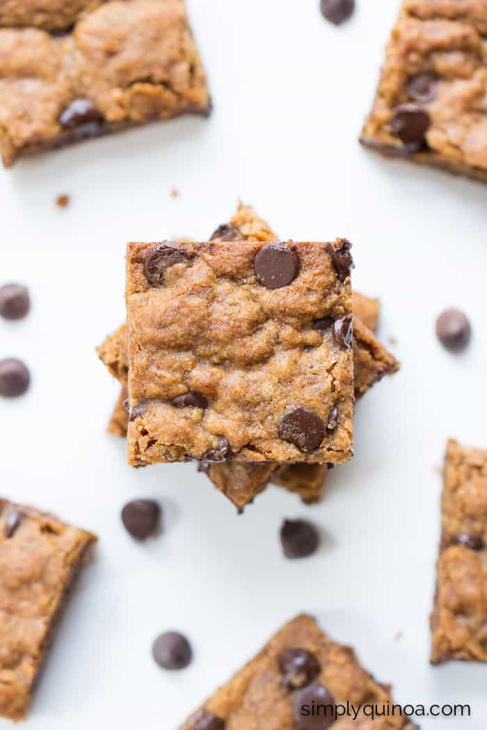 Seriously AMAZING gluten-free chocolate chip cookie bars using quinoa flour, coconut sugar and NO eggs!
