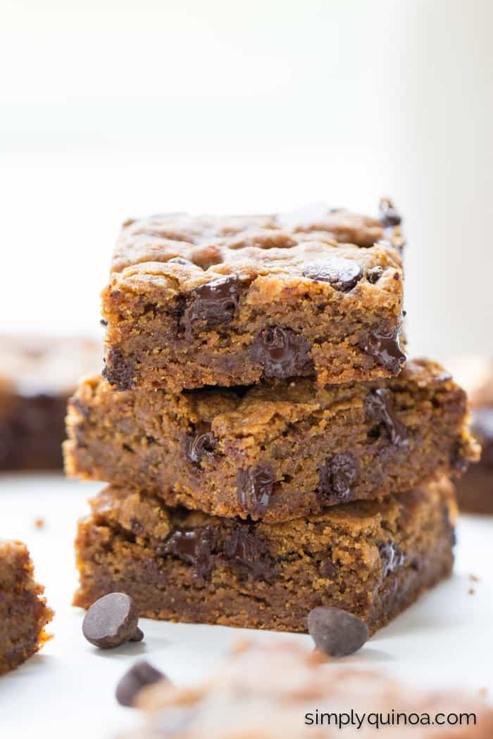 VEGAN chocolate chip cookie bars made using quinoa four, coconut sugar and coconut oil! 