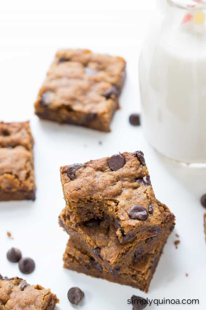 These AMAZING chocolate chip quinoa cookie bars are gluten-free, vegan AND refined sugar-free!