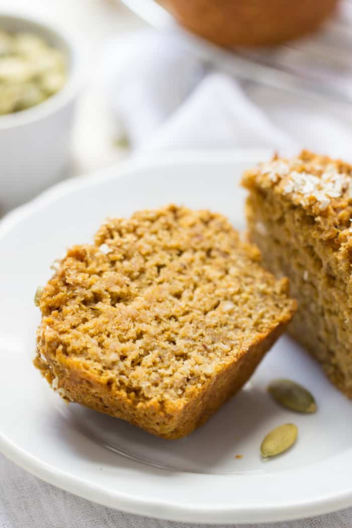 These SKINNY Pumpkin Quinoa Muffins make for the best breakfast - they're quick, healthy and delicious | recipe on simplyquinoa.com