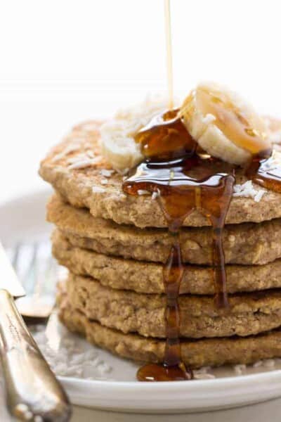 These HEALTHY quinoa pancakes are vegan, gluten-free and refined sugar free | recipe on simplyquinoa.com