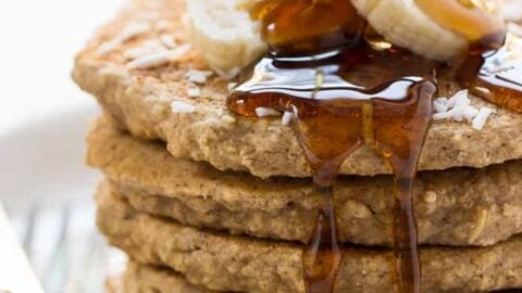 These HEALTHY quinoa pancakes are vegan, gluten-free and refined sugar free | recipe on simplyquinoa.com