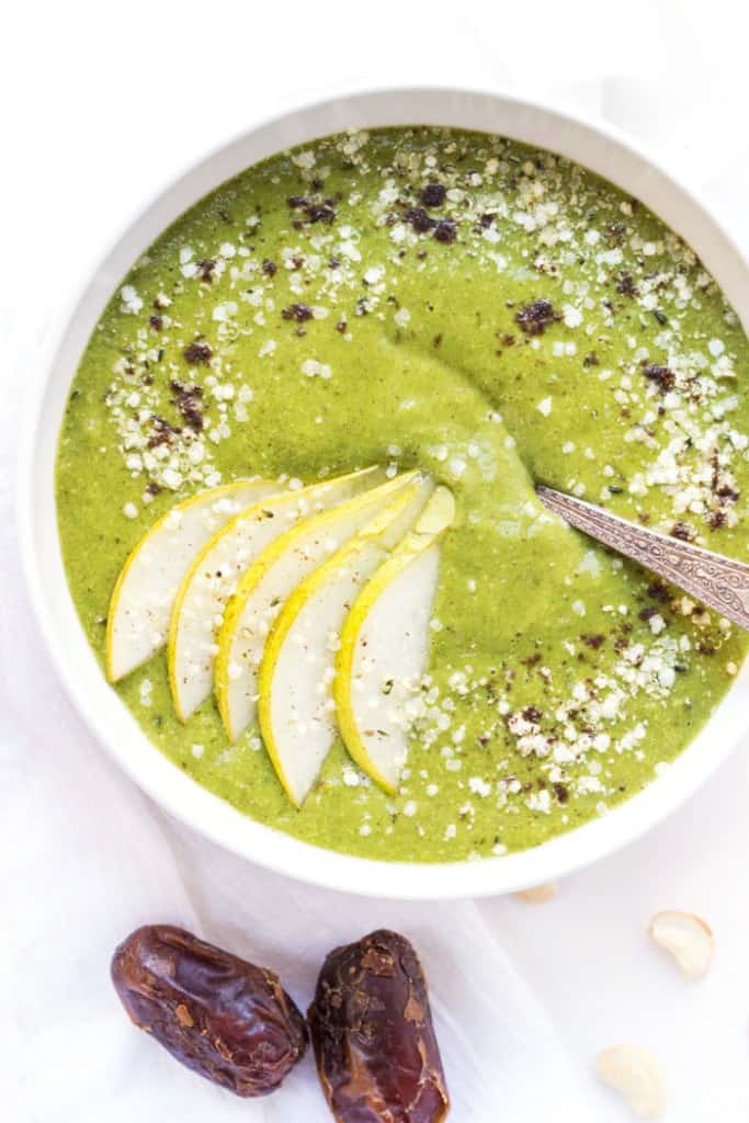 I wish my breakfast always tasted like ice cream! This Caramel Cashew Green Smoothie Bowl was probably the most delicious healthy breakfast I have ever eaten!